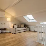 Beautiful Penthouse Near Rai And Centre