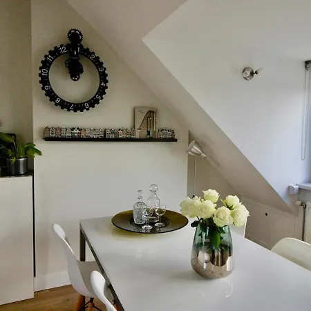 Beautiful Penthouse Near Rai And Centre דירה