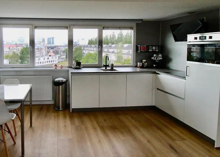 Beautiful Penthouse Near Rai And Centre